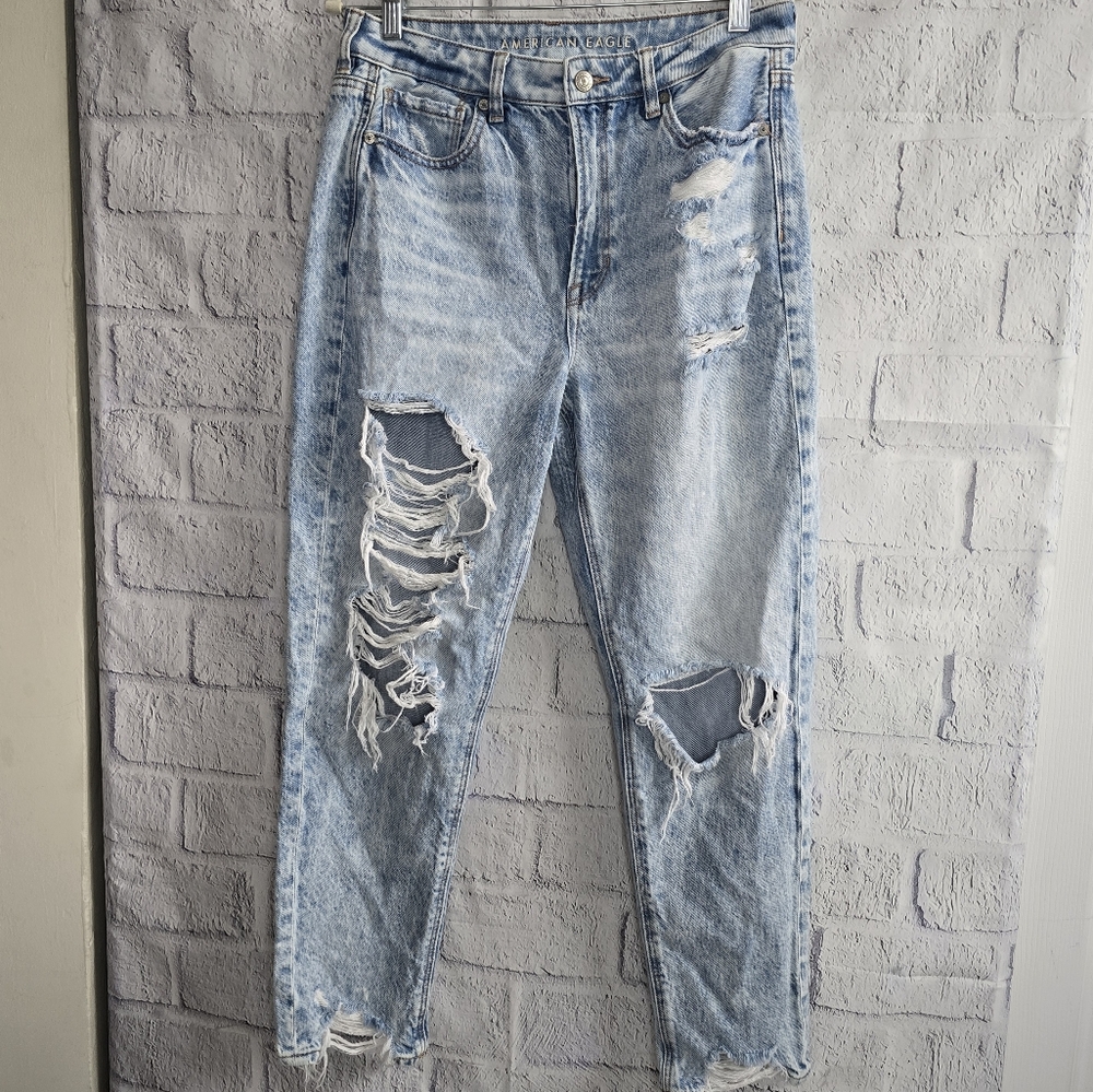 American Eagle Women's Light Wash Distressed‎ High Waist Mom Jeans 8